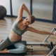 Treningi Pilates na reformerze dla kobiet w ciąży i po porodzie. Wzmacniają, odciążają kręgosłup i wspierają regenerację. Zajęcia prowadzą fizjoterapeuci.